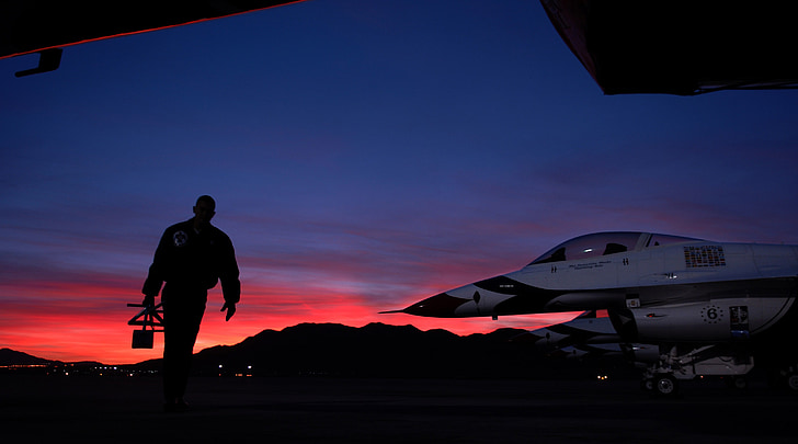 militer airman, persiapan penerbangan, matahari terbit, pagi, Angkatan Udara, Amerika Serikat, jet tempur