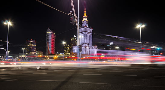 Polônia, Varsóvia, à noite, luzes, velocidade, tráfego, cidade