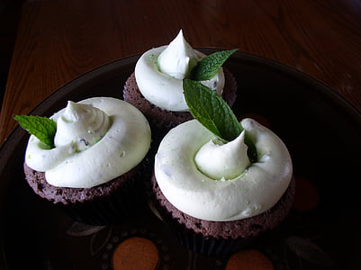 mint flavored cupcakes, baked, decorated, chocolate, iced, icing, sugar