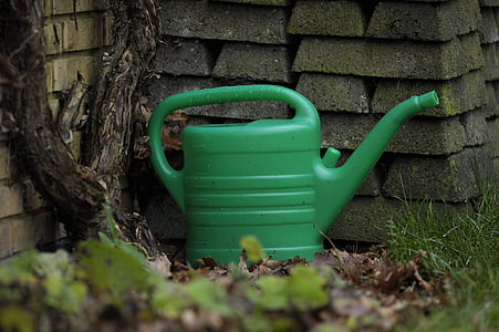 konev, zahradní nástroje, džbán zelený