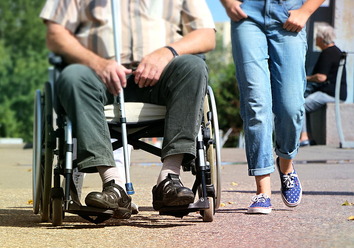 invalidska kolica, onemogućen, kolica, noge, pomoć, štaka, tenisice za dvoranu
