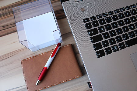 แล็ปท็อป, โน๊ตบุ๊ค, โต๊ะเขียนหนังสือ, ที่ทำงาน, ปากกา