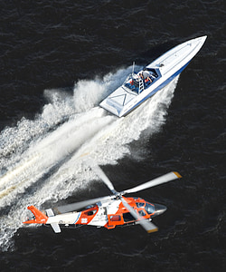Hubschrauber, mit dem Schnellboot, uns Küstenwache, Boot, Strafverfolgung, Schmuggel, militärische
