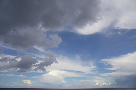 Baltijos jūros pakrantė, debesys, dangus, mėlyna