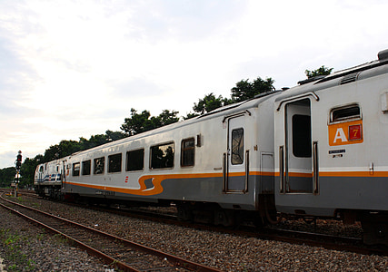 juna, kuljetus, veturi, rautatieasema, kereta api, bangunkarta, Stasiun jombang