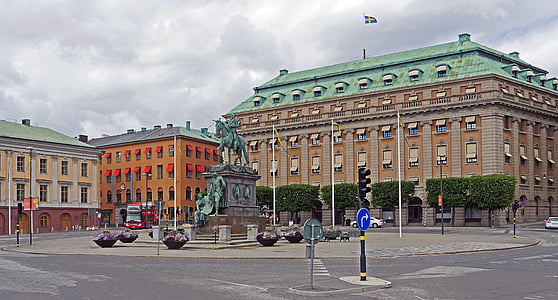 Stockholm, Gustav-adolf-platz, rondelle, konjeniška kip, podstavek, kralj, vladna poslopja