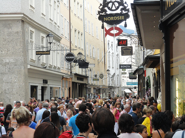 Salzburg, Austrija, getreidegasse, tūrisms, tūristi, vasaras, svētku dienas