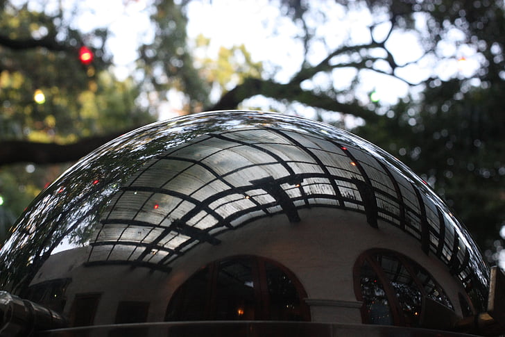 Sphere, spegel, trädgård