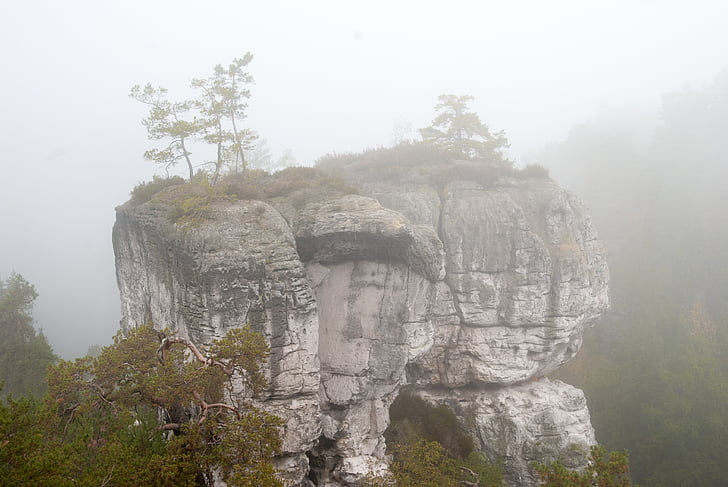 Plein air, sziklák, a köd