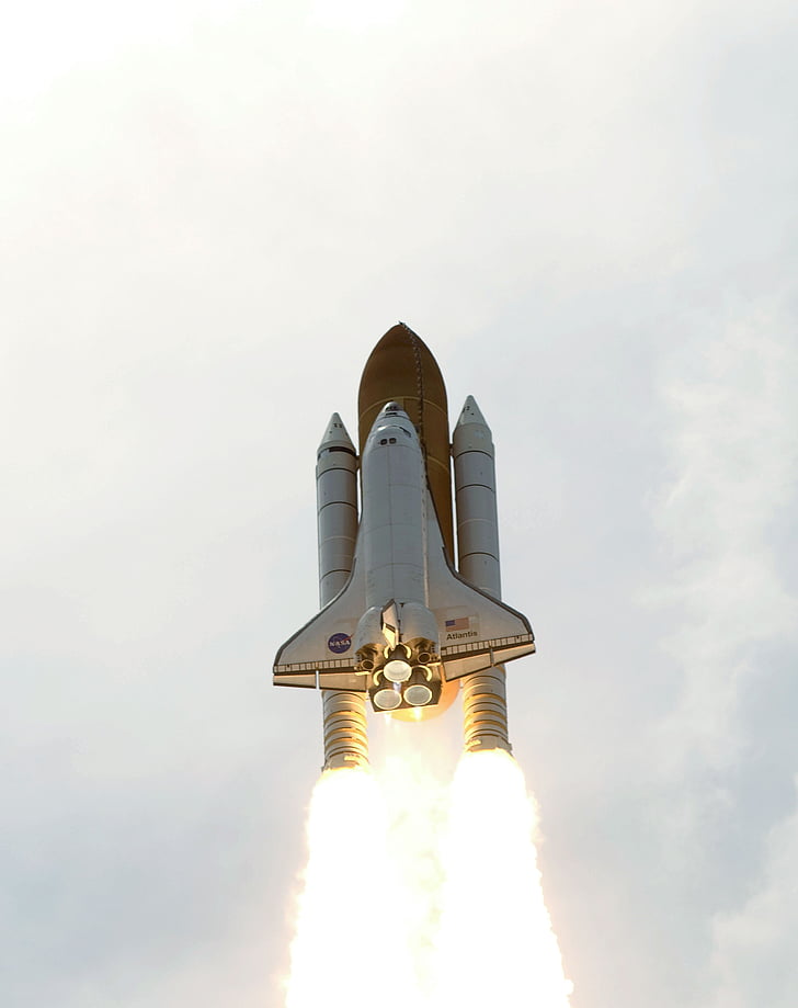 Spaceshuttle Atlantis, lancering, missie, ruimtetelescoop Hubble, astronauten, LiftOff, raketten