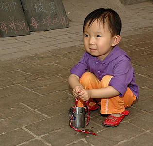 Çocuk, Çin, çömelmiş
