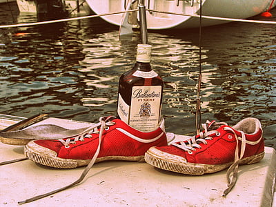 Ballantines, whisky, joggesko, vann, seiling, havn, keja