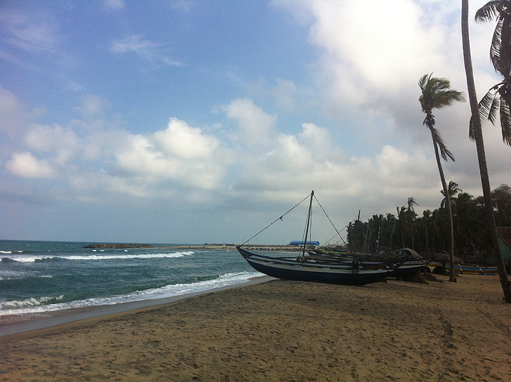 Восточное побережье, Шри-Ланка, во второй половине дня вид, выброшенного на берег лодки, лодки, океан, мне?