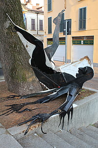 Osnago, Italien, fallen, Moderne Kunst, Skulptur, Mann fiel, Zerbrechlichkeit