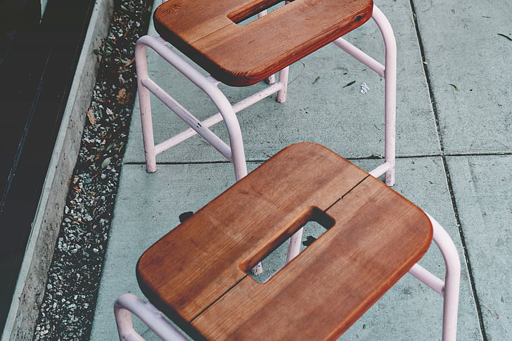 twee, bruin, houten, stoelen, ontlasting, stoel, tabel