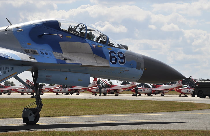 letadlo, Su-27, su27, ukazuje, Airshow, přistání, motory