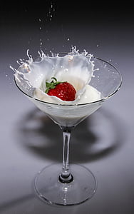 Martini, klaas, täidetud, piima, kokteil klaasi, maasikas, koor