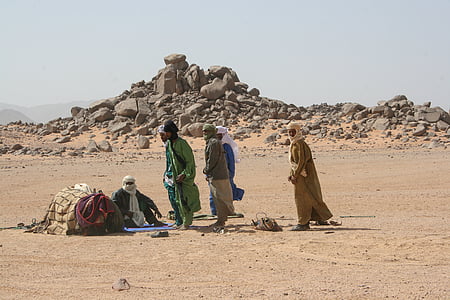 Algeria, Sahara, Tuareg, bărbaţi, ajutor reciproc