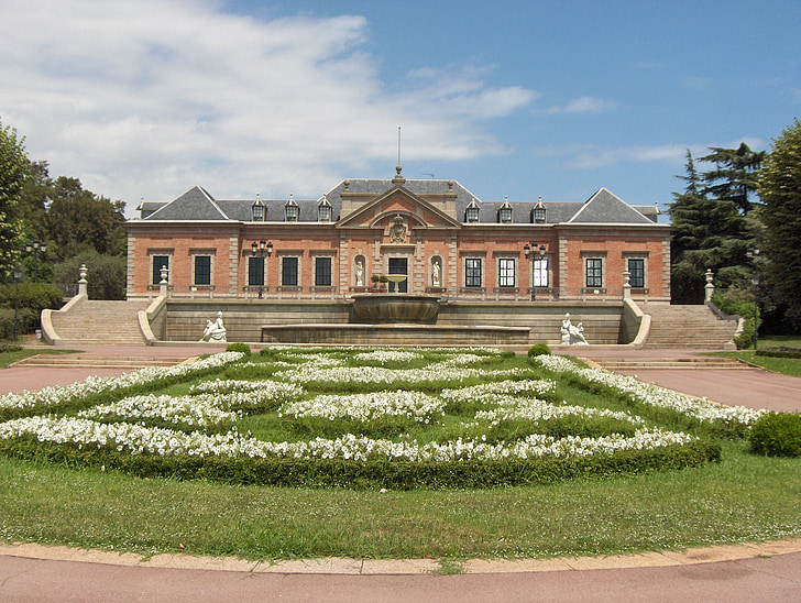 Sân vườn, cung điện, đối xứng