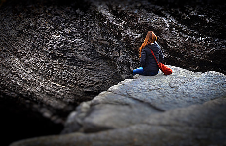 Flicka, sitter på kanten, endast, ensamhet, Ginger, naturen, Rocks