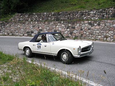 Dolomites'in Altın Kupa, eski model araba, İtalyan stili