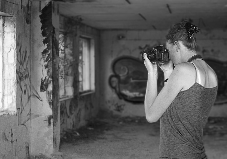 nő, fotós, fekete-fehér, grafit, épület