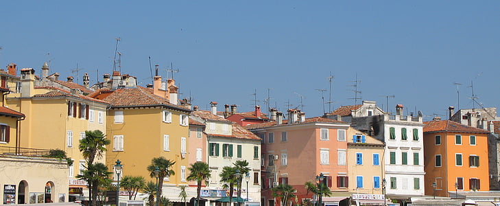 Istrie, Rovinj, Croatie (Hrvatska), maisons, antennes, port, coloré