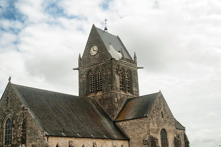 Sainte-mère-église, Normandie, kirkko, John steele, laskuvarjohyppääjä, d-Day, toisen maailmansodan