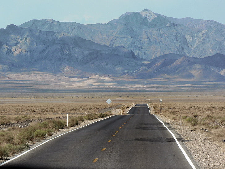 Verenigde Staten, Death valley, op de weg, woestijn panorama, landschap