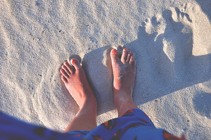 man, grijs, zand, zonsondergang, voeten, tenen, strand