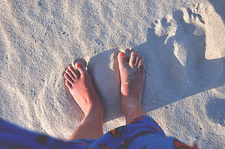 homme, gris, sable, coucher de soleil, pieds, orteils, plage