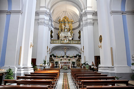Matera, bažnyčia, prie altoriaus