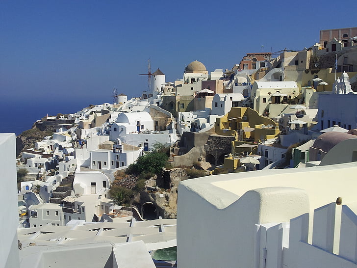 Santorini, Kreikan saari, valkoiset talot, Kreikka, tuulimylly, kesällä, Kykladien saarille