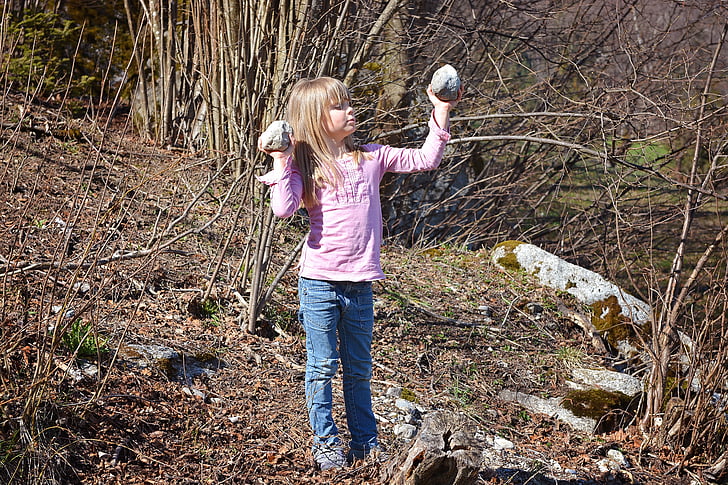 bērnu, meitene, ārā, daba, akmeņi, meža, spēlēt