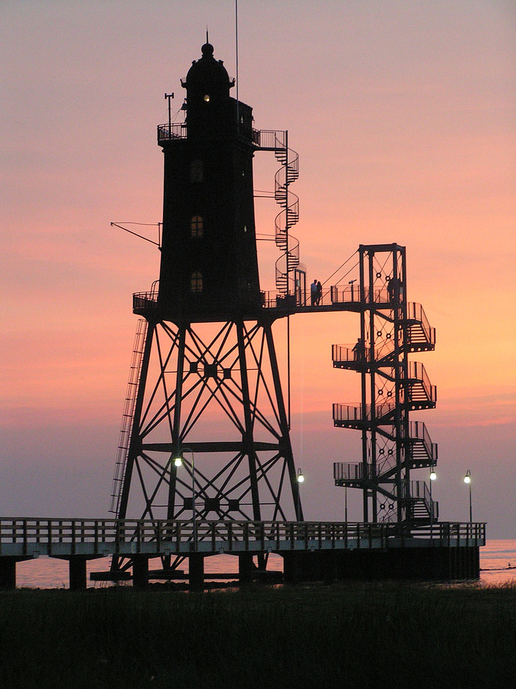 Lighthouse, pobrežie Severného mora, súmraku