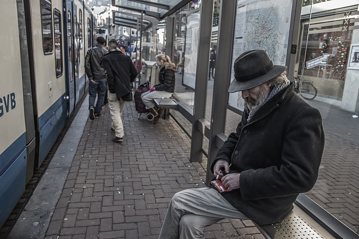 προαστιακό σιδηρόδρομο, κάτοχοι διαρκούς εισιτήριου, ηλικιωμένος άνδρας, ο άνθρωπος, άτομα, κάθεται, τρένο