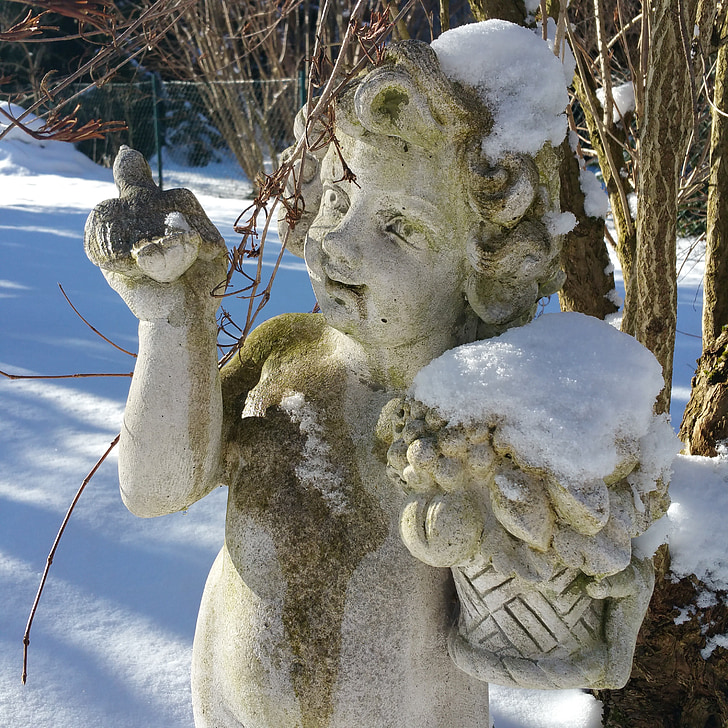 cherubin, Rzeźba, kamień, śnieg, a kois karmienia kaczek