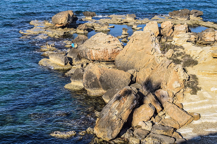 Kipra, Kapparis, akmens veidojumi, akmeņains krasts, jūra, zila, daba