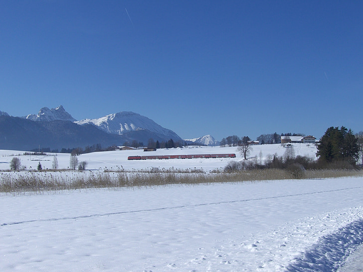 Winter magic, panorama över bergen, snö, järnväg, tåg, Sky, blå