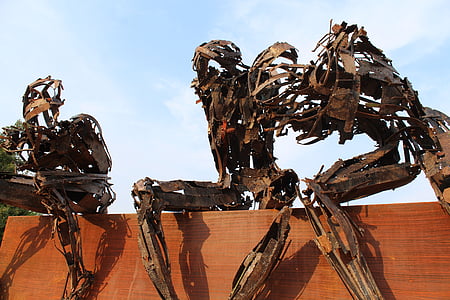 robot arrugginito, Osnago, Italia, scultura, arte contemporanea, uomini, arte di strada