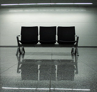 oro uostas, Krokuva, Lenkija, suoliukas, kėdė, ne žmonės, uždarose patalpose