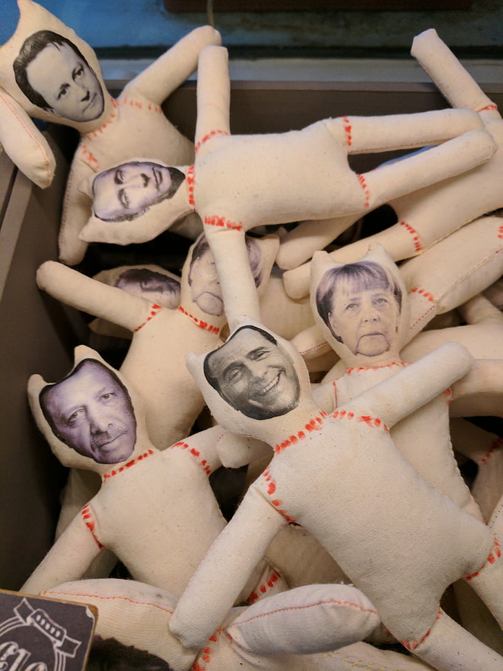 homme politique, poupées, vaudou, Merkel, Erdogan, Berlusconi