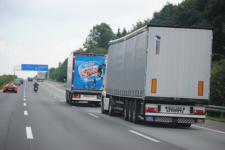 Remote-Verkehr, LKW, Transport von Gütern, Logistik, Autobahn, Deutschland, Asphalt
