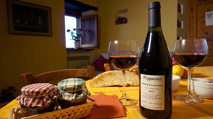 Cases rurals-temporani, Toscana, vi, aliments, l'alcohol, taula, ampolla de vi