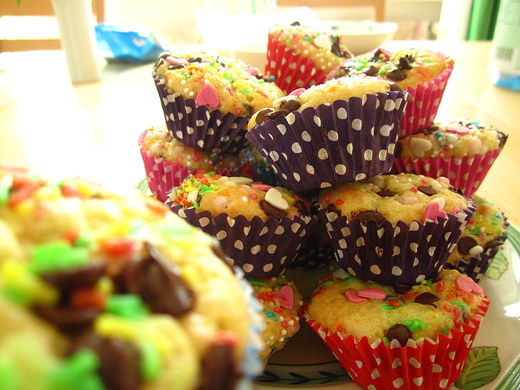 muffins de, colorido, cozido, aniversário infantil, crianças, pastelaria, ornamento