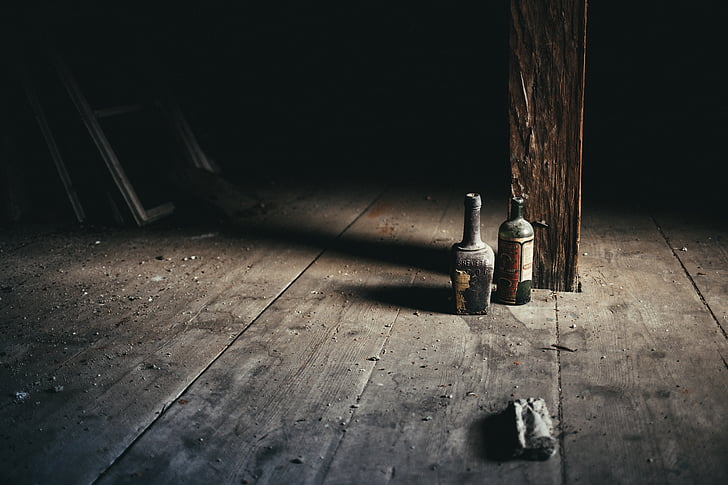 dos, negro, con la etiqueta, botella, marrón, madera, piso