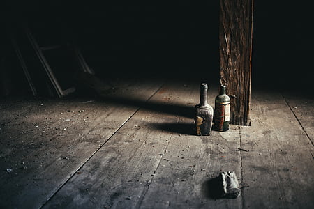 due, nero, con l'etichetta, bottiglia, marrone, in legno, piano