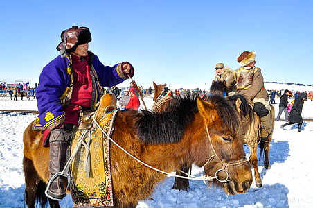 Jātnieks, Mongolija, zirga mugurā, tradicionālā, āra, balta, sniega