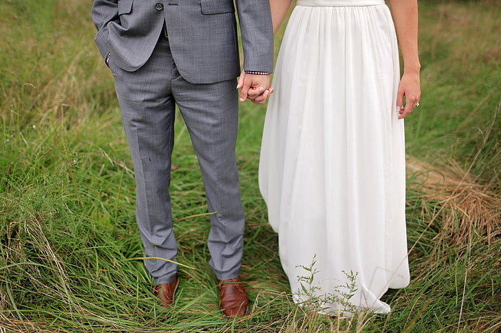 булката, булката и младоженеца, поле, младоженеца, костюм, сватба, сватбена рокля