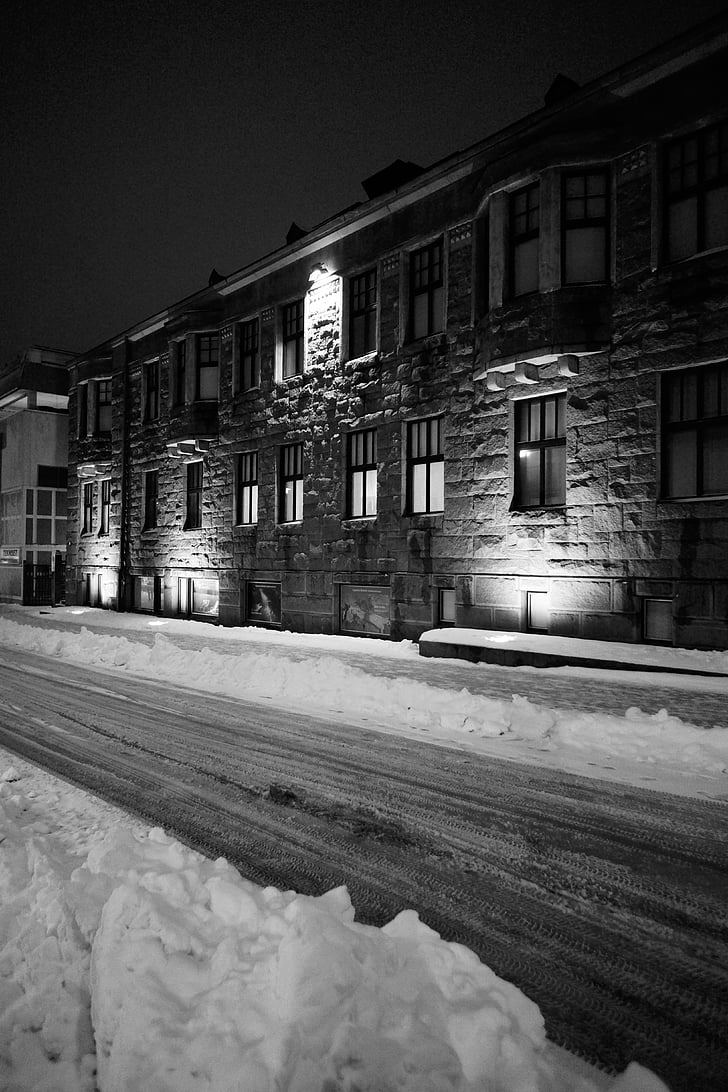imatge d'hivern, casa de pedra, crepuscle, neu, il·luminat, blanc i negre
